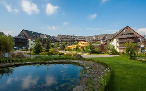 Idealny karpacz weekend we dwoje: hotel z basenem i zjeżdżalniami, otoczony zielenią i stawem.