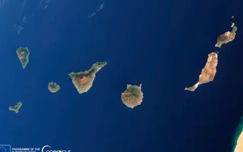 Widok z kosmosu na Wyspy Kanaryjskie. Widać ich nazwy: Teneryfa, Gran Canaria, Fuerteventura, Lanzarote i inne.