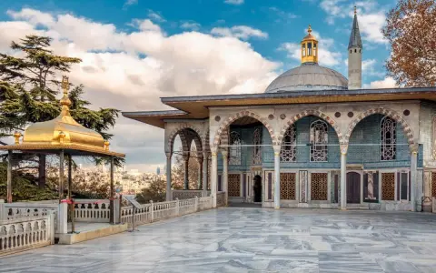 Złota altana i pałac z mozaikami, widok na Stambuł. W tle widać minaret, przypominający o bogatej historii Hagia Sophia.