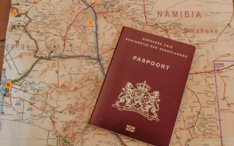 Paszport Holenderski na mapie Namibii. Planujesz podróż do Namibii? Ten paszport to klucz do Twojej przygody.