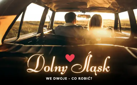 Para w samochodzie, podróżująca na weekend we dwoje na Dolny Śląsk. Słońce zachodzi, tworząc ciepłą atmosferę.