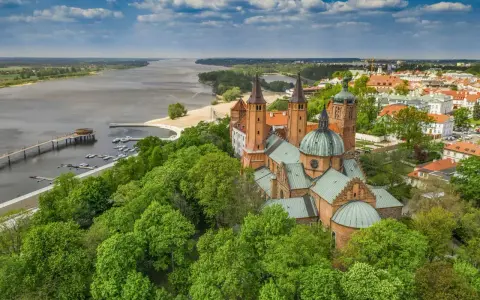 Płock atrakcje na weekend: majestatyczna katedra na wzgórzu, Wisła i zielone tereny. Idealne miejsce na odpoczynek.