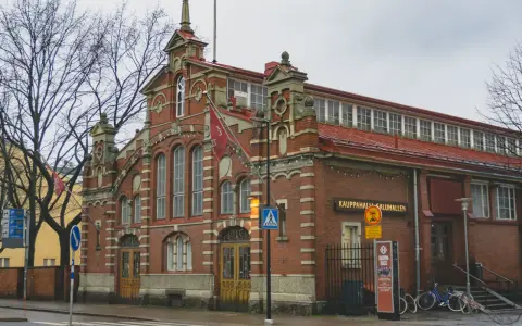 Targowisko Kauppahalli w Turku, najstarszym mieście w Finlandii, z charakterystyczną ceglaną fasadą i czerwonym dachem.
