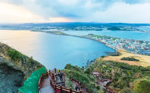 Widok na malowniczą wyspę Jeju z drewnianymi schodami prowadzącymi w dół.