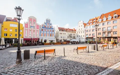 Kolorowe kamienice na Rynku Siennym w Szczecinie. Idealne miejsce na weekendowe atrakcje, z ławeczkami i kawiarniami.