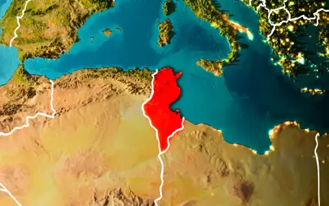 Mapa Europy i Afryki Północnej. Czerwony obszar to Tunezja, położona nad Morzem Śródziemnym, między Algierią a Libią.