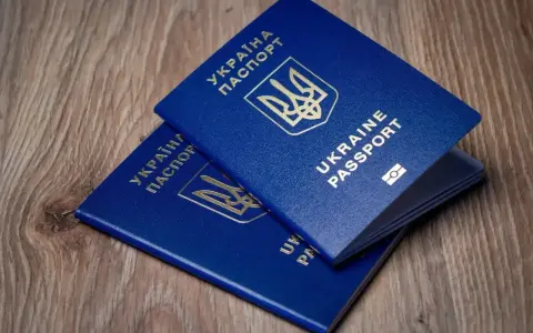 Dwa niebieskie paszporty Ukrainy leżą na drewnianym tle. Czy do Turcji potrzebny jest paszport? Tak, do podróży do Turcji potrzebny jest paszport.
