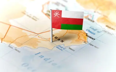Flaga Omanu na mapie, nad Zatoką Omańską. Czy jest bezpiecznie podróżować do Omanu?