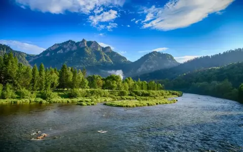 Dunajec w Pieninach, jedno z 7 najpiękniejszych miejsc w Polsce. Góry, rzeka i zieleń tworzą malowniczy krajobraz.