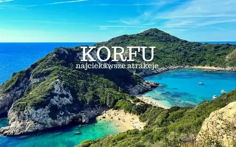 Korfu co zobaczyć: malownicza zatoka z turkusową wodą, plażą i łodziami. Zielone wzgórza otaczają ten raj.