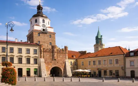 Brama Krakowska i wieża widoczna na lublin starówka. Słoneczny dzień na rynku.