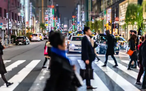 Nocne Tokio tętni życiem. Ludzie przechodzą przez pasy, otoczeni neonami. Ciekawe zakątki miasta czekają na odkrycie.