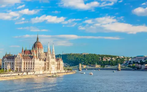 Budynek Parlamentu w Budapeszcie nad Dunajem, jeden z najpiękniejszych widoków Węgier.