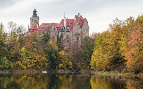Zamek Kynast w Karkonoszach, otoczony jesiennymi barwami, to jedno z tych **ciekawe miejsca w polsce na jednodniowy wypad**, które zachwyca o każdej porze roku.