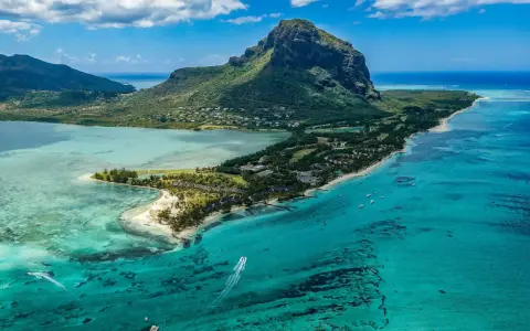 Mauritius w lipcu: słoneczna pogoda, turkusowa woda i majestatyczna góra Le Morne. Idealne warunki do wypoczynku.