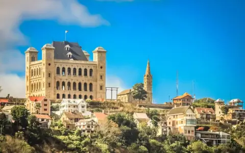 Antananarywa, stolica Madagaskaru, z imponującym pałacem na wzgórzu i charakterystyczną wieżą kościelną.