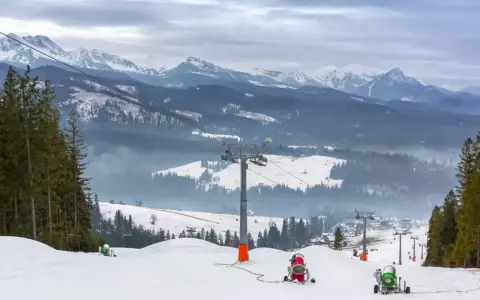 Piękne widoki na Tatry, idealne miejsce, gdzie na narty w Polsce. Śnieg i wyciągi czekają!