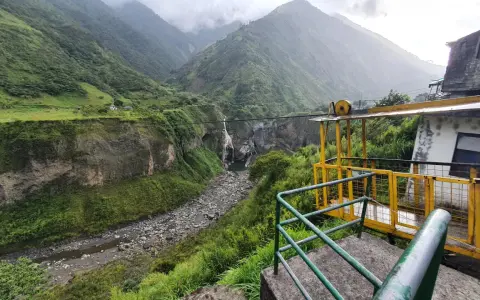 Widok na wodospad i kanion w Vilcabamba. Żółta platforma widokowa z metalową balustradą.