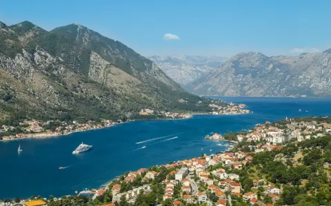 Widok na Zatokę Kotorską, Czarnogóra. Ceny noclegów i atrakcji są tu przystępne, co czyni ją idealnym miejscem na wakacje.