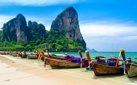Łodzie na plaży w Railay, Tajlandia. Te widoki to jedne z najpiękniejszych miejsc w Tajlandii, idealne na wakacje.