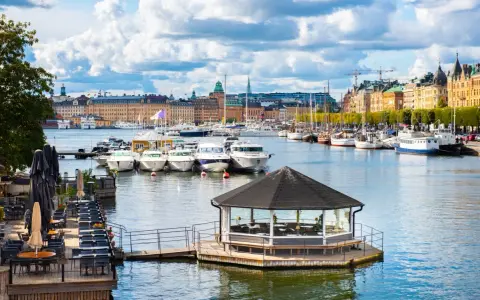 Widok na port w Sztokholmie, z łodziami i budynkami w tle. To jedno z szwecja najpiękniejsze miejsca.