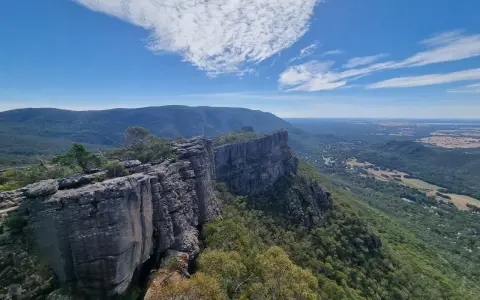 Majestatyczne australijskie góry Grampians z klifami i zielonymi dolinami pod błękitnym niebem.