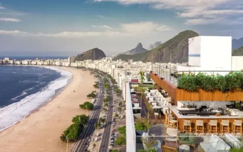 Widok na słynne brazylia plaże Copacabana z dachu hotelu. W oddali góry i miasto.