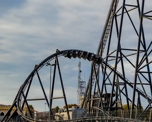 Ile atrakcji ma Energylandia? Zaskakujące liczby i różnorodność!