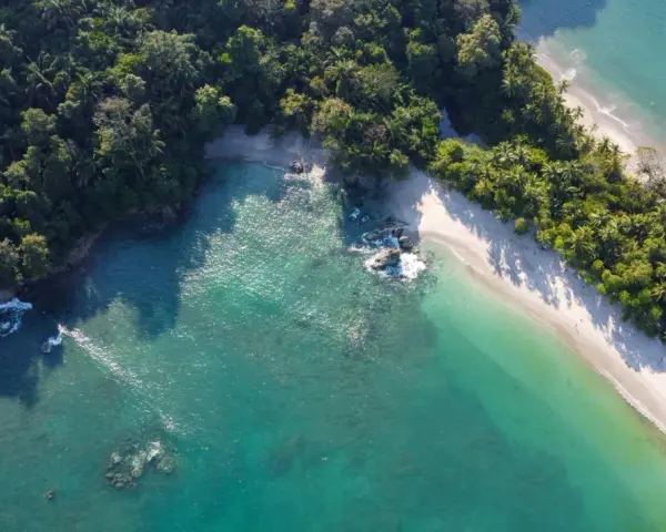 Rajskie kostaryka plaże otoczone bujną zielenią, z turkusową wodą i białym piaskiem. Idealne miejsce na relaks.