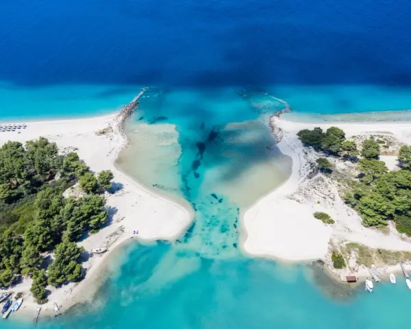 Widok z lotu ptaka na turkusowe wody i białe plaże. Czy Chalkidiki warto? Tak, dla takich widoków!