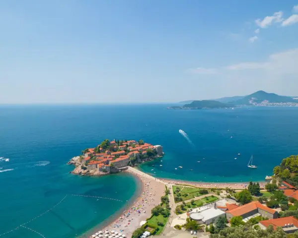Gdzie nocleg w drodze do Czarnogóry? Tanie opcje i sprawdzone miejsca
