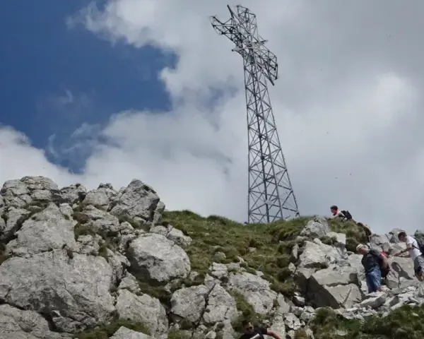 Co oznacza krzyż na Giewoncie? Historia, symbolika i kontrowersje
