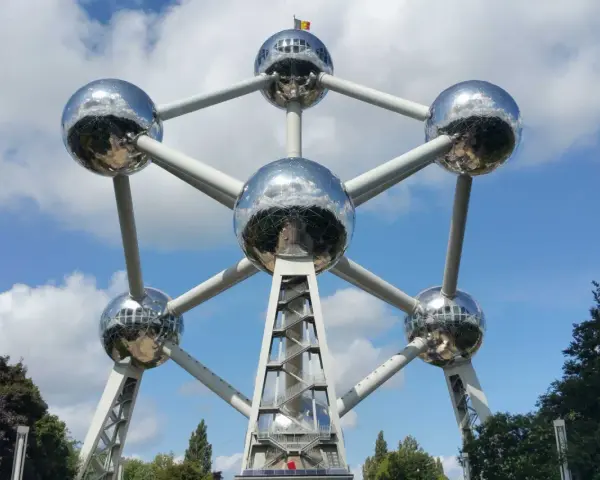 Atomium, symbol Brukseli, lśni w słońcu. To miejsce, gdzie jest Bruksela, przyciąga turystów.