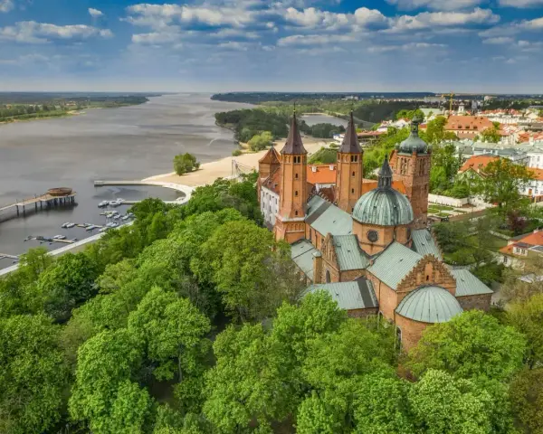 Płock atrakcje na weekend: majestatyczna katedra na wzgórzu, Wisła i zielone tereny. Idealne miejsce na odpoczynek.