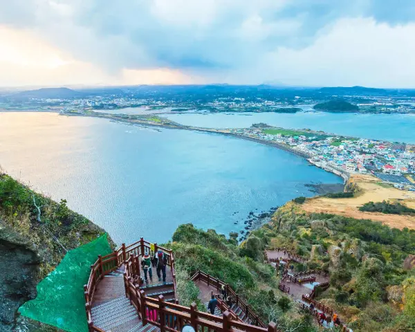 Widok na malowniczą wyspę Jeju z drewnianymi schodami prowadzącymi w dół.