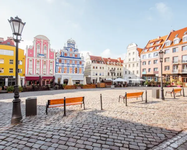 Kolorowe kamienice na Rynku Siennym w Szczecinie. Idealne miejsce na weekendowe atrakcje, z ławeczkami i kawiarniami.