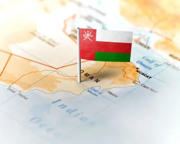 Flaga Omanu na mapie, nad Zatoką Omańską. Czy jest bezpiecznie podróżować do Omanu?