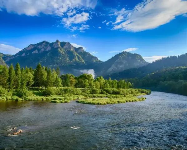 Dunajec w Pieninach, jedno z 7 najpiękniejszych miejsc w Polsce. Góry, rzeka i zieleń tworzą malowniczy krajobraz.