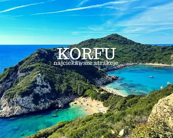 Korfu co zobaczyć: malownicza zatoka z turkusową wodą, plażą i łodziami. Zielone wzgórza otaczają ten raj.