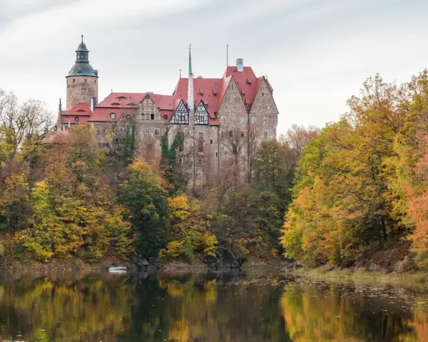 Zamek Kynast w Karkonoszach, otoczony jesiennymi barwami, to jedno z tych **ciekawe miejsca w polsce na jednodniowy wypad**, które zachwyca o każdej porze roku.