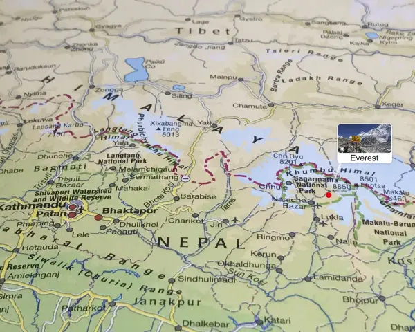 Na mapie zaznaczono, gdzie jest Mount Everest, w regionie Khumbu Himal w Nepalu.