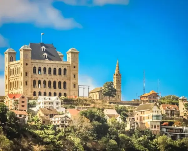 Antananarywa, stolica Madagaskaru, z imponującym pałacem na wzgórzu i charakterystyczną wieżą kościelną.