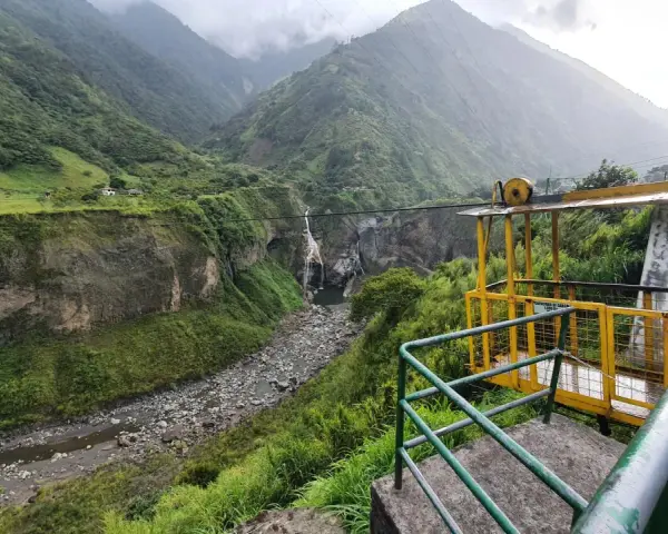 Widok na wodospad i kanion w Vilcabamba. Żółta platforma widokowa z metalową balustradą.