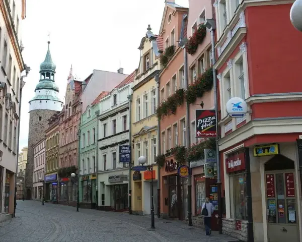 Jelenia Góra ile mieszkańców? Zaskakujące zmiany w demografii miasta