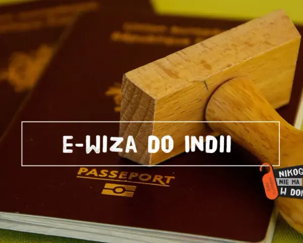 Pasporty i stempel z napisem "E-wiza do Indii". Planujesz podróż?