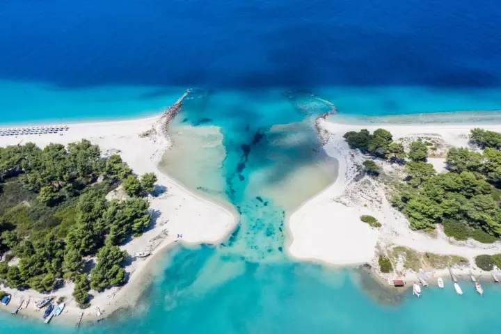 Widok z lotu ptaka na turkusowe wody i białe plaże. Czy Chalkidiki warto? Tak, dla takich widoków!