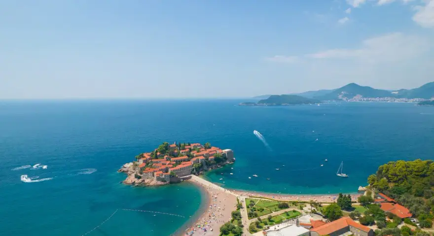 Gdzie nocleg w drodze do Czarnogóry? Tanie opcje i sprawdzone miejsca
