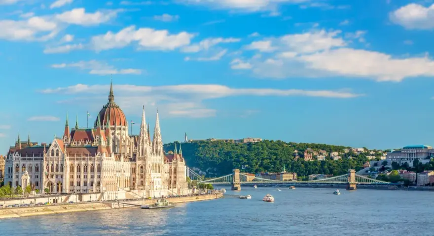 Budynek Parlamentu w Budapeszcie nad Dunajem, jeden z najpiękniejszych widoków Węgier.