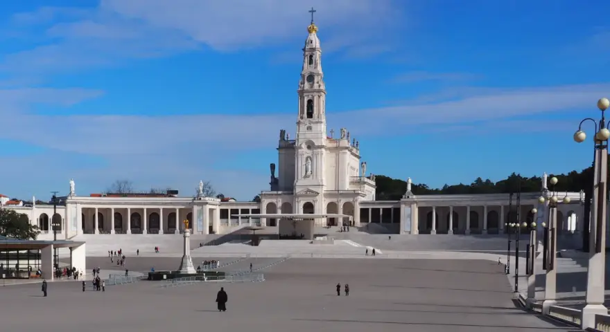 Fatima w jakim kraju? Odkryj, dlaczego warto ją odwiedzić w Portugalii