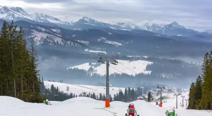 Piękne widoki na Tatry, idealne miejsce, gdzie na narty w Polsce. Śnieg i wyciągi czekają!